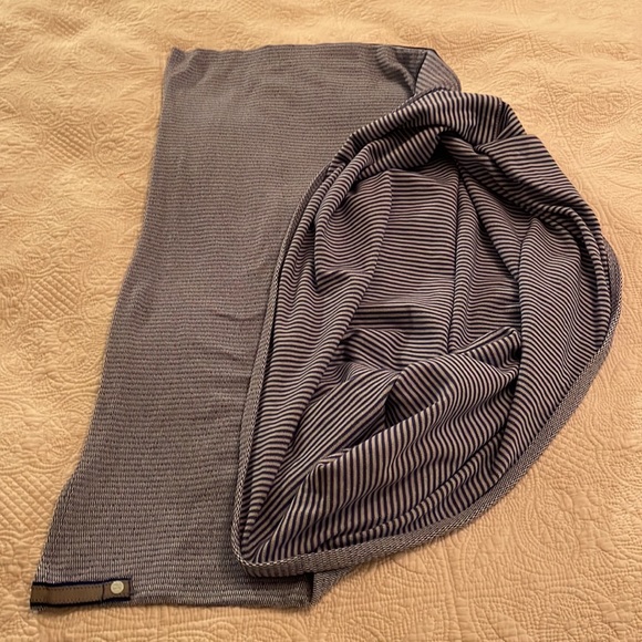 Large lulu lemon blue scarf - Picture 5 of 5